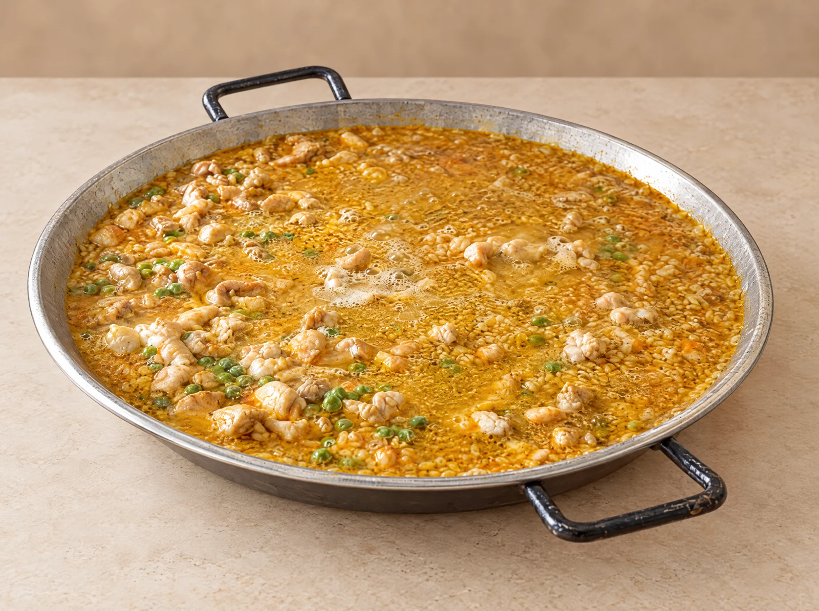 Arroz y vegetales de paella cocinándose a fuego lento