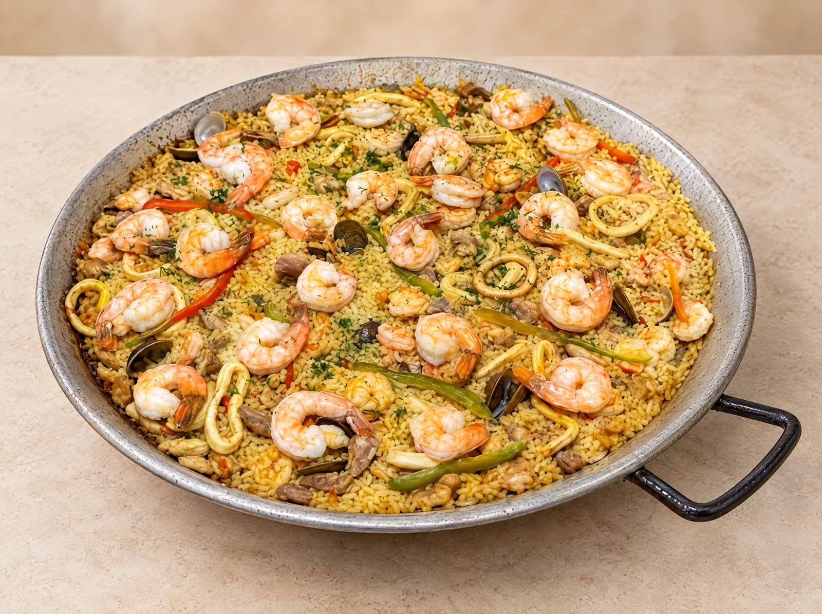 Paella con camarones, anillas de calamar, mariscos y pimientos